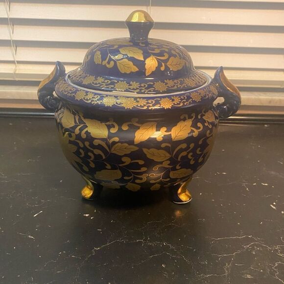Vintage oriental vase with lid - Picture 1 of 9